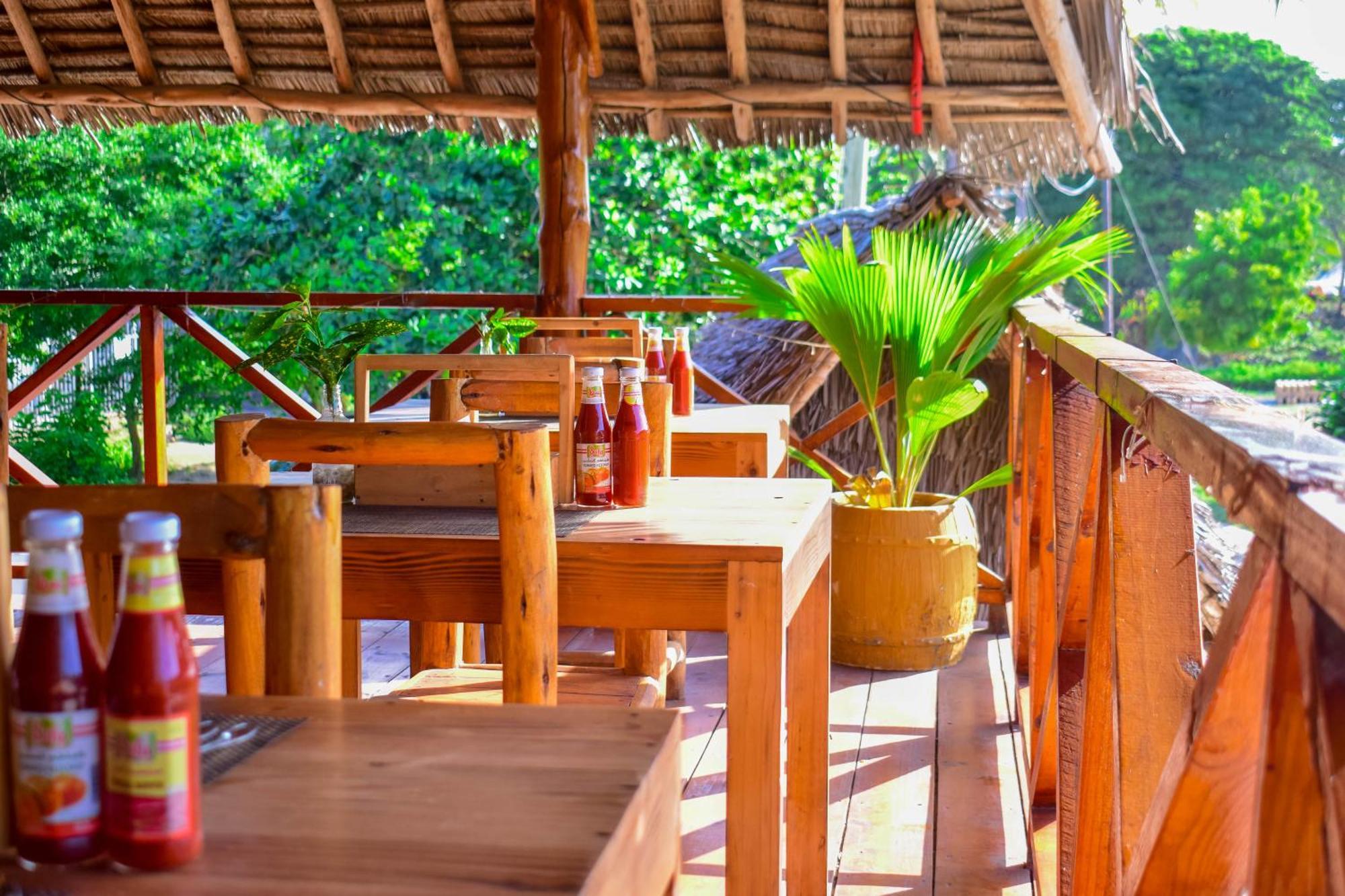 Uhuru House And Restaurant นูงวี ภายนอก รูปภาพ